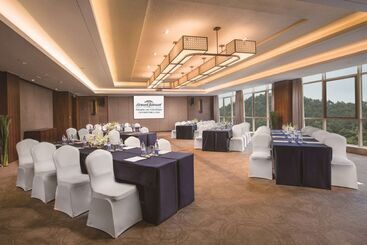 هتل Howard Johnson By Wyndham Dongqian Lake Plaza Ningbo