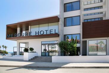 هتل Mercure Larnaca Beach Resort
