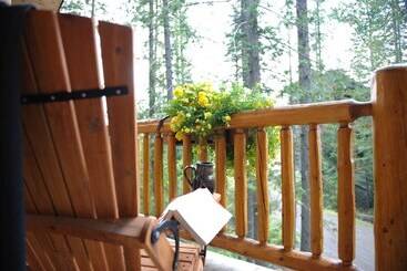 Snow Creek Cabins By Fernie Lodging Co