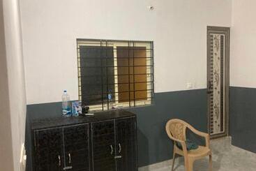 هتل Oyo 70137 S L V Residencies