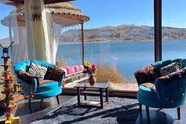 هتل Uros Walysuma Titicaca Lodge
