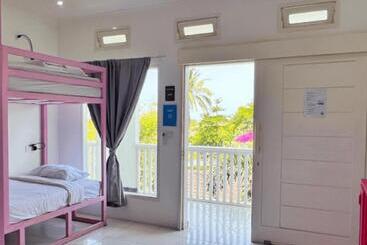 هاستل Mad Monkey Kuta Lombok