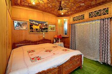 تختخواب و صبحانه Umbrella Group Of House Boat