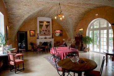 هتل Domaine Du Grand Malherbes