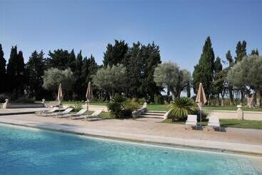 هتل Domaine Du Grand Malherbes