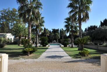 هتل Domaine Du Grand Malherbes