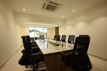 هتل Royal Plaza Suites By Rak Rooms