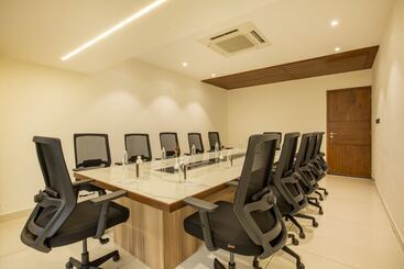 هتل Royal Plaza Suites By Rak Rooms