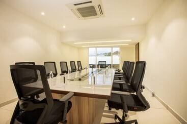 هتل Royal Plaza Suites By Rak Rooms