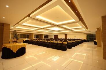 هتل Royal Plaza Suites By Rak Rooms
