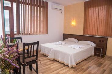 پانسیون Chrystal Guest House