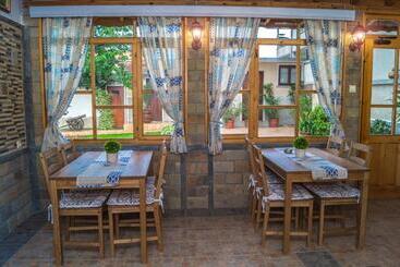 پانسیون Chrystal Guest House