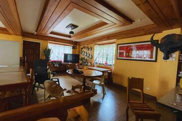 هاستل Pinecone Lodge & Restaurant
