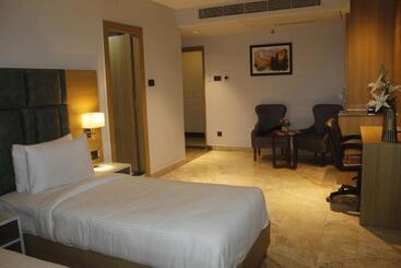 هتل Luxus Inn