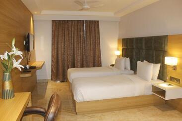 Отель Luxus Inn