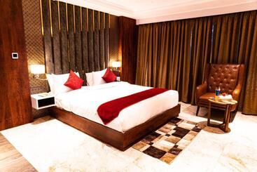 هتل Luxus Inn
