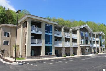 ホテル Crystal Springs Inn And Suites