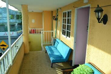 هتل Hostel Stingray