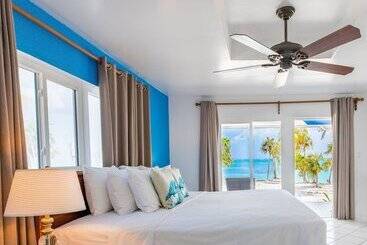هتل Pelican Beach