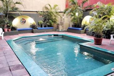 هتل Solimar Inn Suites