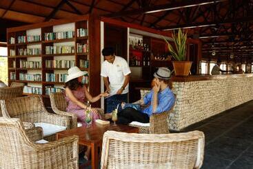 هتل The Barefoot Eco