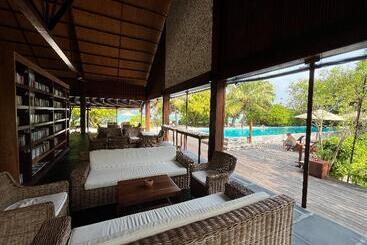 هتل The Barefoot Eco