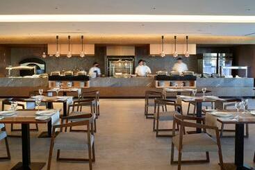 호텔 The Ixian Grand & All Suites  Adults Only