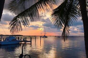 בית מלון כפרי The Pelican Key Largo Cottages