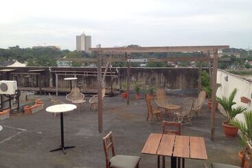 هتل Woodpecker Lodge Kuching
