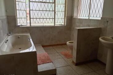 تختخواب و صبحانه Rz. Guesthouse Mafikeng