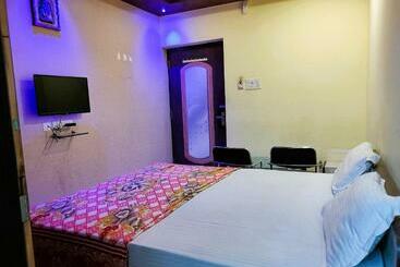 בית מלון כפרי Staymaker Madhuwan Heights