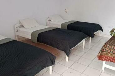 هاستل Wisma Pondok Bambu