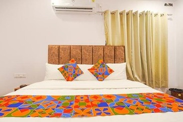 Fabhotel Midnight Inn