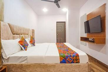 Fabhotel Midnight Inn