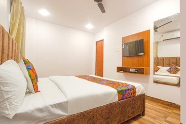 Fabhotel Midnight Inn