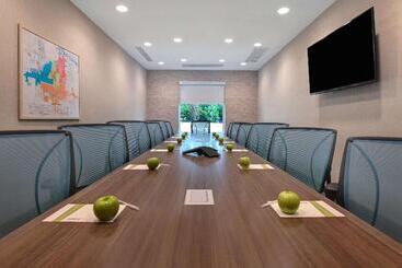 هتل Home2 Suites By Hilton Fayetteville North
