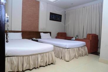 Royal Living Hotel & Suites