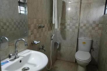 Royal Living Hotel & Suites