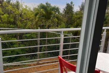 پانسیون Red Flamboyan Guesthouse And Restaurant