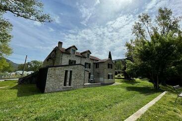 هاستل Auberge De Jeunesse Hi Millau La Maladrerie