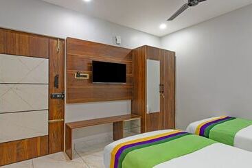 هتل Treebo Abhi Suites, Guntur