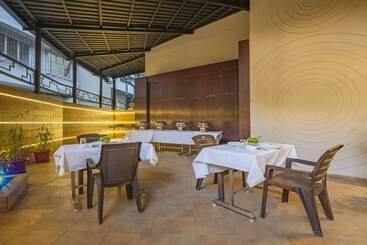 호텔 Treebo Premium Savera Inn