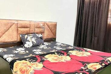 Spot On 81041 Hotel Royal Palace