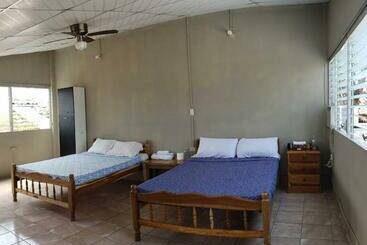 پانسیون Hostal El Porrón
