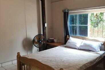 پانسیون Hostal El Porrón