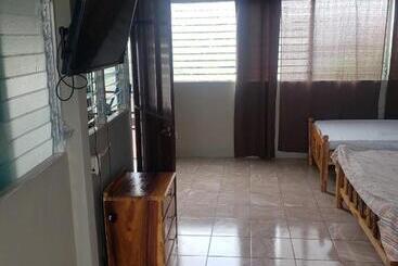 پانسیون Hostal El Porrón