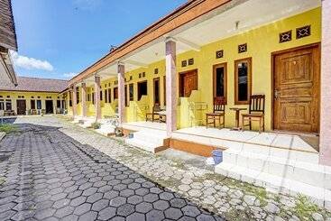 هتل Spot On 92372 Rinda Homestay Syariah & Resto