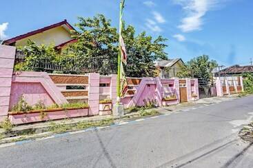 هتل Spot On 92372 Rinda Homestay Syariah & Resto