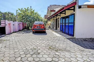 هتل Spot On 92372 Rinda Homestay Syariah & Resto