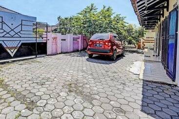 هتل Spot On 92372 Rinda Homestay Syariah & Resto
